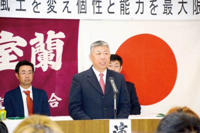 写真：定期大会であいさつする日鋼室蘭労組の高野組合長