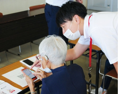 写真：ＱＲコードの読み込みに挑戦する参加者