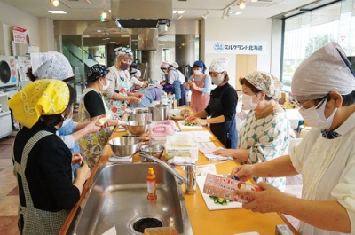 写真：協力しながら調理を楽しむ参加者たち