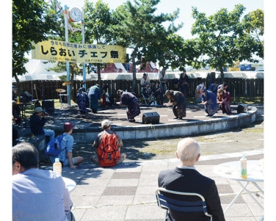 写真：古式舞踊などが披露されたチェプ祭