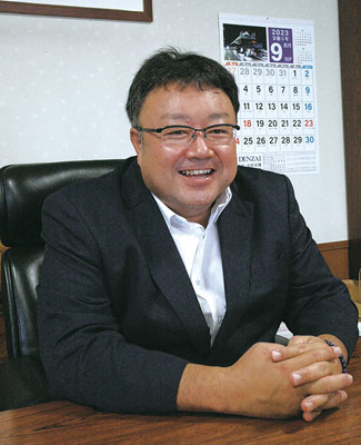 写真：<b>株式会社電材重機　代表取締役社長 <br>上村正人氏（うえむら・まさと）</b> <br>１９８０年千歳市生まれ。２０１９年電材重機入社、副社長を経て２１年代表取締役社長就任。２２年から室蘭商工会議所議員。