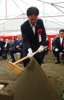 写真：くわ入れする大塩町長