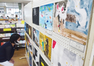 写真：園児が色とりどりに描いた読書感想画展＝鷲別コミュニティーセンター