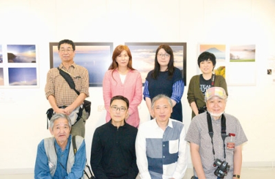 写真：作品を展示しているアマチュア写真家たち