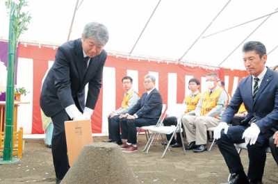 写真：神事でくわ入れする柴田社長（左）ら