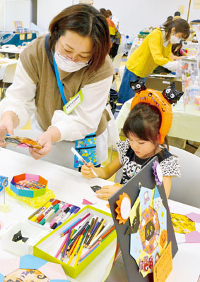 写真：ハロウィーンリース作りに熱中する来場者