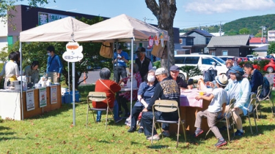 写真：市民らでにぎわう喫茶コーナー