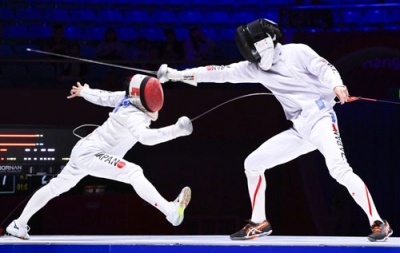 写真：杭州アジア大会のフェンシング男子エペ個人決勝で古俣聖（右）を攻める加納虹輝。金メダルを獲得した＝２６日、中国・杭州（共同）