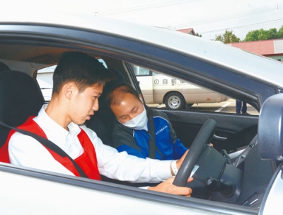 写真：ハンドルを握る道栄高の生徒