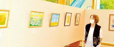 写真：来庁者の目を楽しませている「ピントゥラ」展