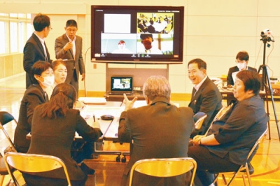 写真：オンライン参加者とともに研究協議を行う参加者