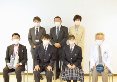 写真：藍染めのタオル帽子を寄贈した伊達高等養護学校の生徒２人（前列中央）とひだまりの杜の菅野代表（後列右）、伊達赤十字病院の武智院長（前列右）