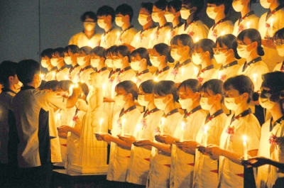 写真：キャンドルサービスで誓いを新たにする学生たち