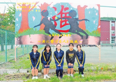 写真：２８、２９日に開かれる学校祭に向けて看板を制作した美術部の部員たち