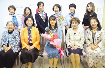 写真：ソロプチミスト日本財団「女性研究者賞」の受賞を喜ぶ太田教授（写真下段中央）と会員ら