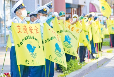 写真：ドライバーに安全運転を呼びかける参加者