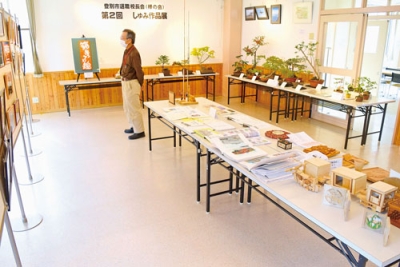 写真：退職校長の趣味や手作り品が並ぶ作品展
