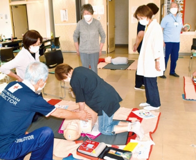 写真：胸骨圧迫とＡＥＤの操作法を学ぶ福祉委員
