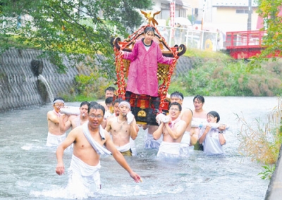 写真：雨が降りしきる中、力強く壮瞥川を上るみこし渡御