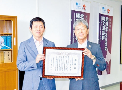 写真：感謝状を受けた永井社長（左）と影山教育長