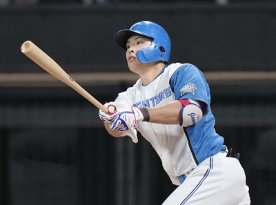 写真：７回日本ハム１死、野村が左越えに本塁打を放つ＝エスコンフィールド