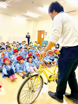 写真：自転車の点検ポイントを学ぶ園児