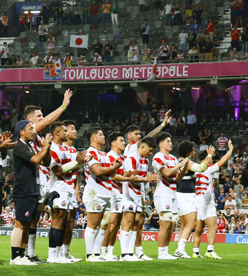 写真：ラグビーＷ杯フランス大会の１次リーグで、サモアに勝利しスタンドのファンに手を振る日本代表＝２８日、トゥールーズ（共同）