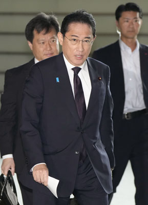 写真：首相官邸に入る岸田首相＝２９日午前