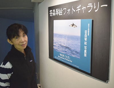 写真：噴火湾のカマイルカなどの写真を紹介する笹森さん