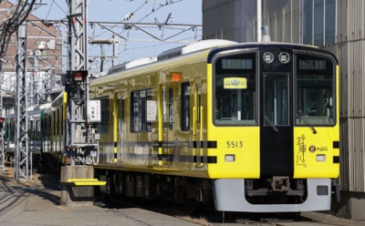 写真：プロ野球阪神のリーグ優勝を記念して運行される阪神電鉄の特別仕様車両「タイガース号」＝２９日午前、兵庫県尼崎市