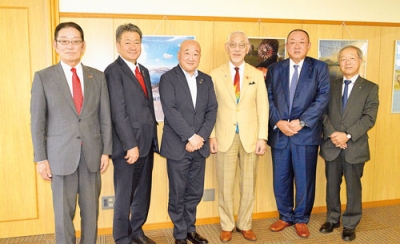写真：洞爺湖町を訪れた松浦ガバナー（右から３人目）
