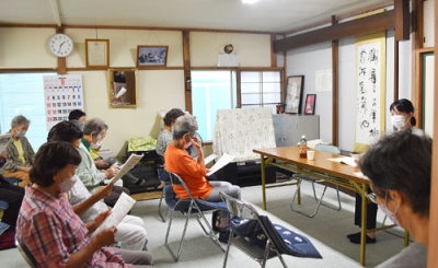 写真：認知症の症状と予防策について学ぶ参加者たち