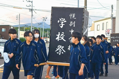 写真：夜のまちを歩いた幌別中学校のあんどん行列