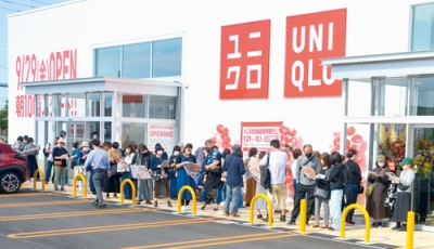 写真：開店前から大勢の客で列を作るユニクロ室蘭モルエ中島店＝２９日午前９時４５分