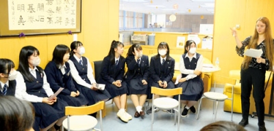 写真：英語による交流を楽しんだ生徒ら