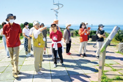 写真：祝津公園展望台を見学する参加者たち