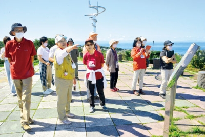 写真：祝津公園展望台を見学する参加者たち