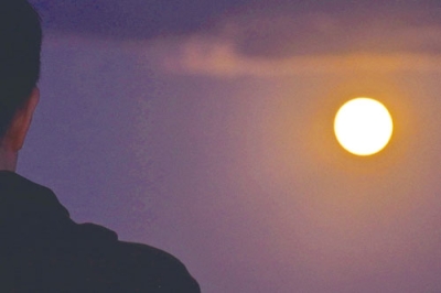 写真：３年連続で満月となった「中秋の名月」＝２９日午後５時５７分、室蘭市母恋南町の地球岬展望台