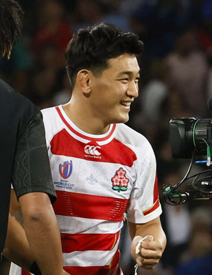 写真：ラグビーＷ杯フランス大会１次リーグでサモアに勝利し喜ぶ李承信選手＝９月２８日、トゥールーズ（共同）