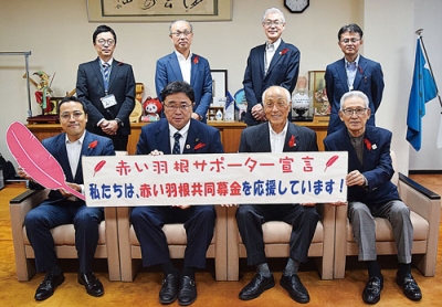 写真：市や市議会に赤い羽根共同募金への協力を呼びかけた中川副会長（前列右から２人目）