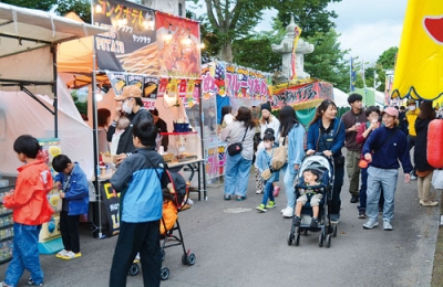 写真：地域住民でにぎわう白老八幡神社例大祭の露店街
