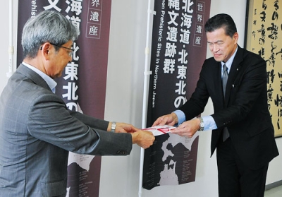 写真：目録を手渡す河原社長（右）
