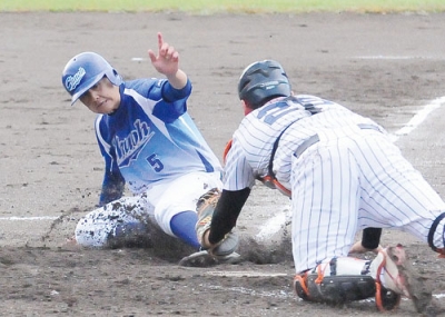 写真：【西野製作所野球部－中央通りクラブ】３回裏中央通りクラブは２死一、三塁、捕逸で三走川上が本塁を狙うがタッチアウト。捕手高橋武