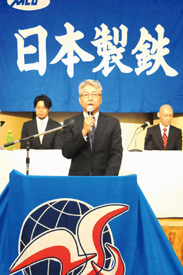 写真：定期大会であいさつする荒川組合長
