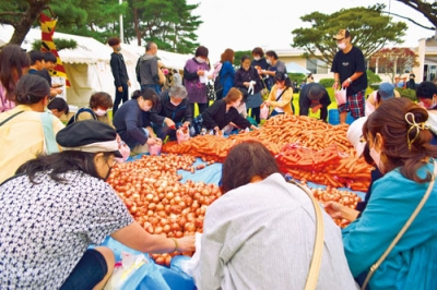 写真：野菜の詰め放題に参加する来場者