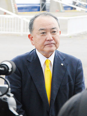 写真：「７時間の休息確保やマーケットの大きさが航路開設のポイント」と話す村上社長