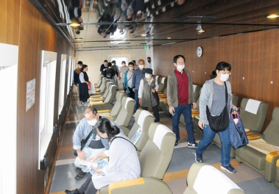 写真：ブルーマーメイドの船内を見学する市民ら