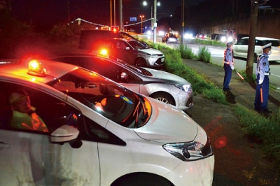 写真：通行車両にスピードダウンなどを訴えたパトライト作戦＝９月２９日午後６時１５分ごろ、ＪＲ本輪西駅前