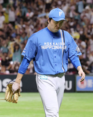 写真：９回、ソフトバンク・中村晃にサヨナラ本塁打を浴び、引き揚げる日本ハム・田中正＝ペイペイドーム
