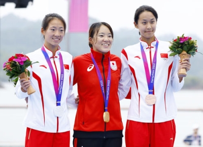 写真：トライアスロン女子で優勝し、金メダルを獲得した高橋侑子（中央）＝杭州（共同）